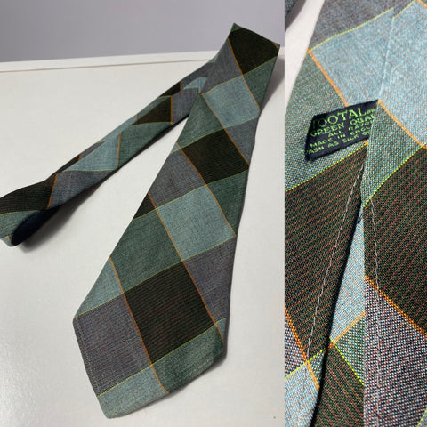 1940s Tootal tie green quality plaid. No lining and open backs with short blade at 125cm long 9cm wide. No damage