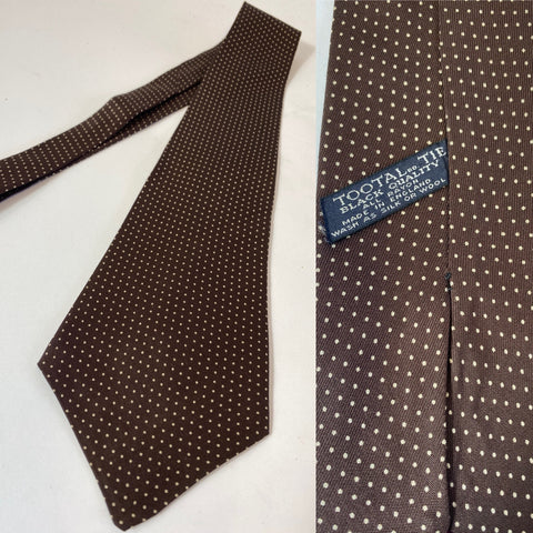 1940s/early 50s tootal tie black quality label in brown with white spots. Open backs and short blade at 128cm long and 9cm wide. No damage.