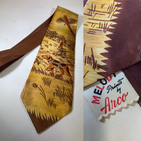 Swing tie with game keeper design in autumnal yellow orange and brown. Melody label printed by anco. Lined with open backs and short blade at 127cm long 10cm wide. No damage.