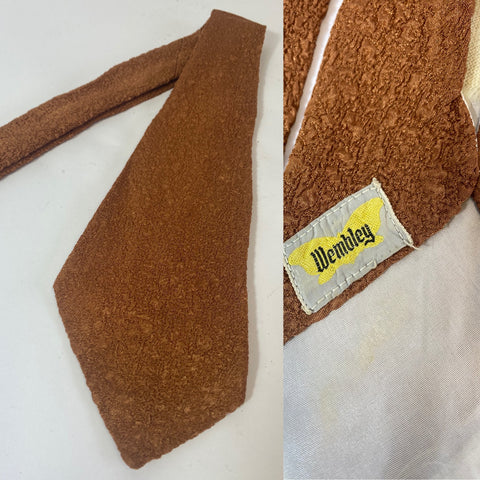 1950s US Wembley tie in crimp fabric in brown mustard colour.open backs and fairly short blade at 130cm long and 9cm wide. No damage.