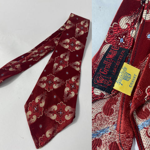 1940s brocade tie in red with blue and cream. Groll & Wolf Lancaster label. No lining and open backs with short blade at 120cm long and 9cm wide. No damage.