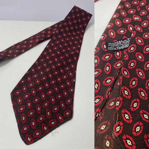 1940s standard quality Tootal in dark brown with red and cream pattern. No lining and open backs with short blade at 126cm long and 10cm wide. No damage.