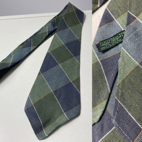 1940s Tootal tie in green quality label plaid. No lining and open backs with short blade at 125cm long 9cm wide. No damage.