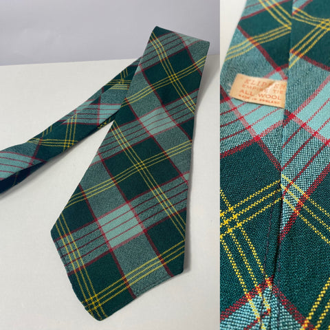 1940s Klipper tie green plaid pattern. No lining and open backs with short blade at 121cm long and 10cm wide. No damage.
