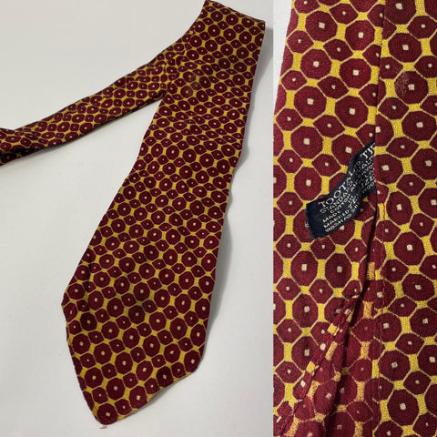 1940s Tootal tie standard quality label. No lining, open backs and short blade at 120cm long 9cm wide. No damage.